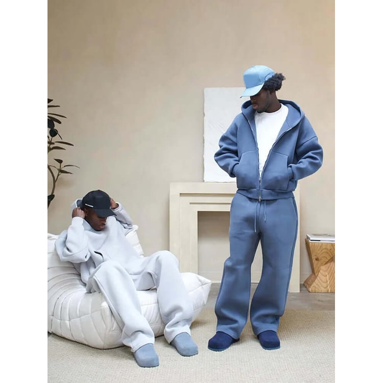 Uomo con completo tuta oversize casual, perfetto per relax a casa o un look sportivo moderno e confortevole.