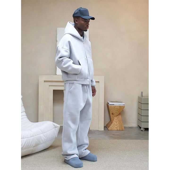 Completo tuta uomo oversize confortevole con felpa zip e pantaloni ampi, essenziale per moda casual e athleisure.