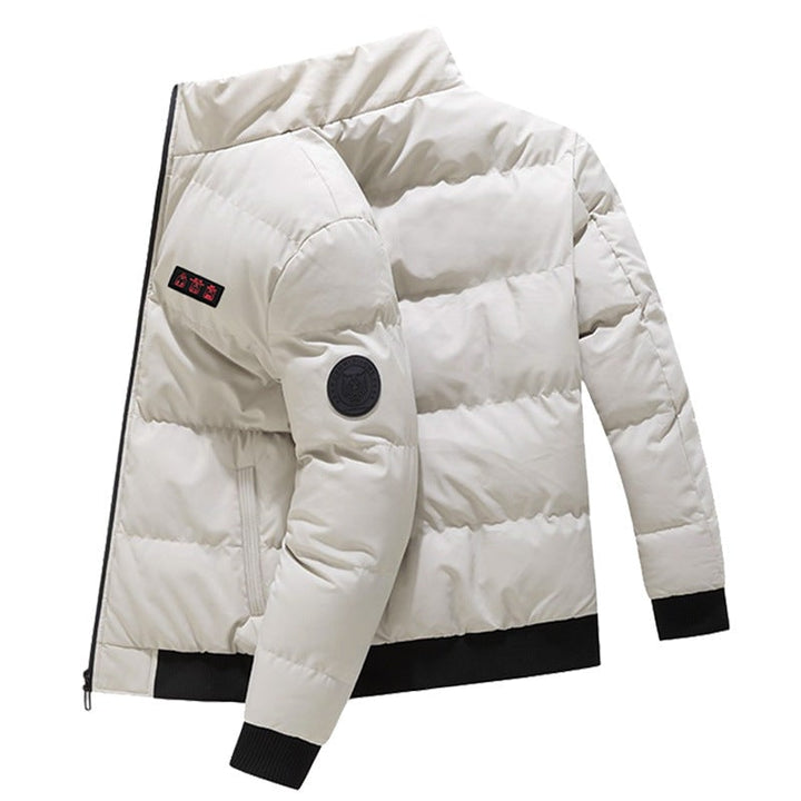 Piumino riscaldato da uomo, termico e compatto. Confortevole con collo alto e zip, ideale per l'inverno e le basse temperature.