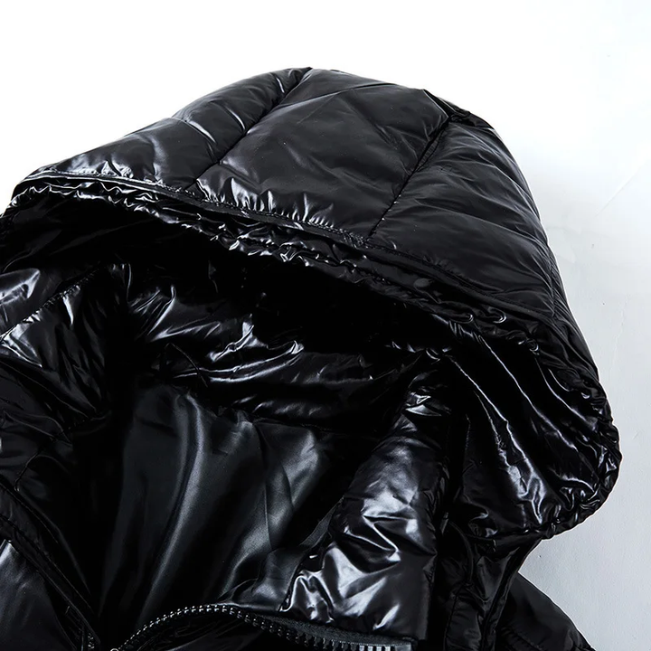 Giacca puffer da uomo leggera e packable, trapuntata e idrorepellente. Ideale per viaggi e uso casual esterno.