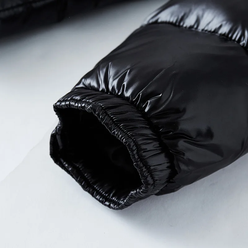Giacca uomo trapuntata, modello puffer con cappuccio, idrorepellente. Essenziale per moda invernale e protezione.