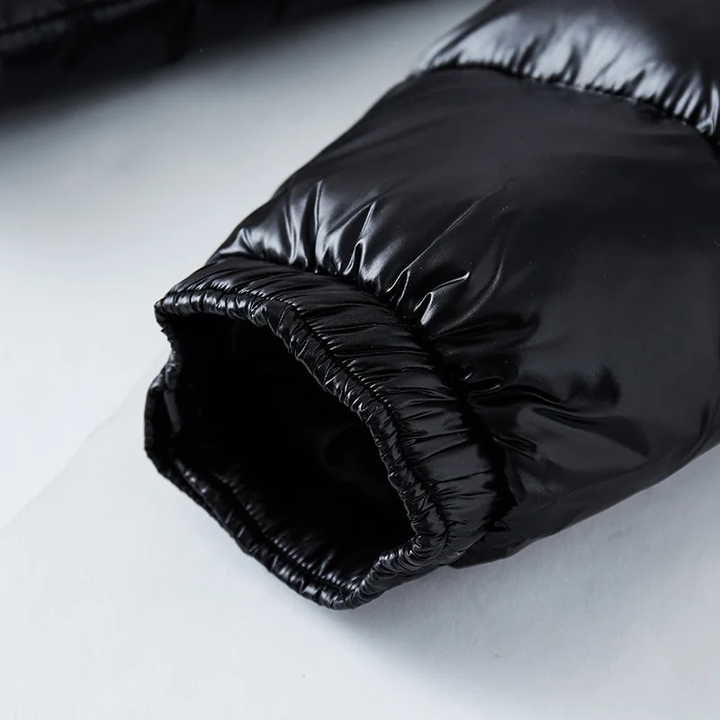 Giacca uomo trapuntata, modello puffer con cappuccio, idrorepellente. Essenziale per moda invernale e protezione.