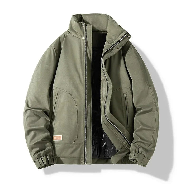 Moda maschile: giacca bomber imbottita con collo alto, cerniera frontale e tasche laterali per l'uomo.