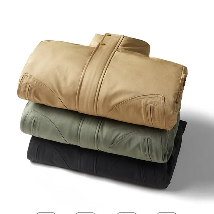 Dettaglio giacca uomo bomber imbottita nera, con collo rialzato e cerniera, moda casual maschile.