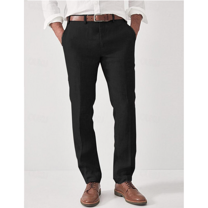 Pantaloni uomo slim fit con design moderno e tasche laterali, perfetti per un look estivo elegante e casual.