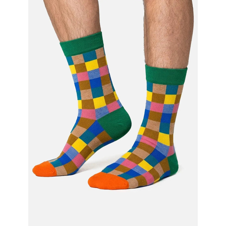 Calze uomo colorate con fantasia geometrica e dettagli a contrasto, accessorio moda per look unici.
