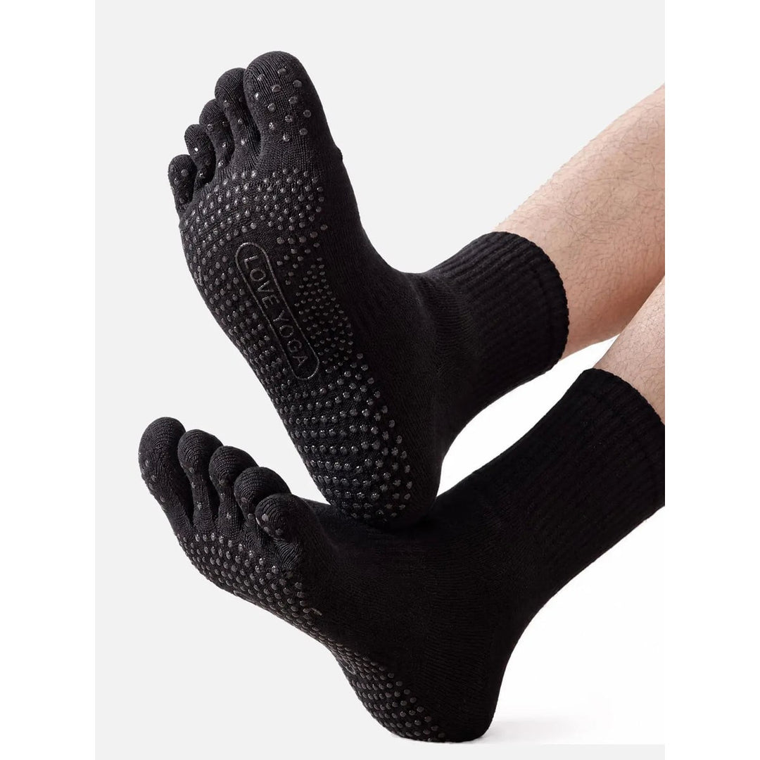 Calzini a cinque dita da uomo, ideali per yoga e allenamento casa, massimizzano l'aderenza.