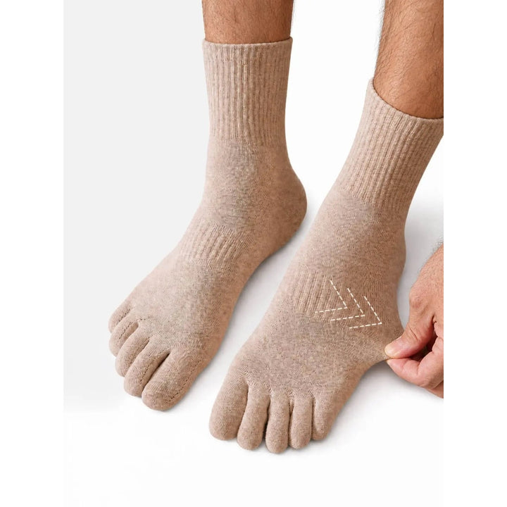 Calzini antiscivolo yoga uomo con dita separate per equilibrio e comfort in ogni posa.