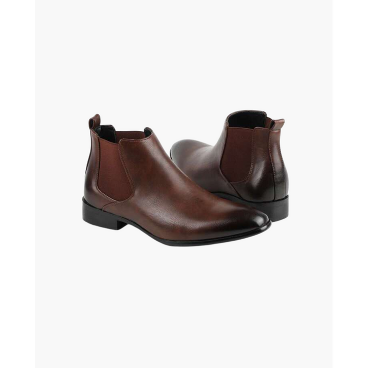 Stivali Chelsea maschili con punta affusolata, perfetti per la moda uomo e outfit distintivi. Dettagli curati.