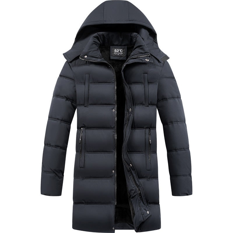 Piumino uomo con cappuccio per l'inverno. Calda giacca trapuntata, ideale per il freddo intenso.