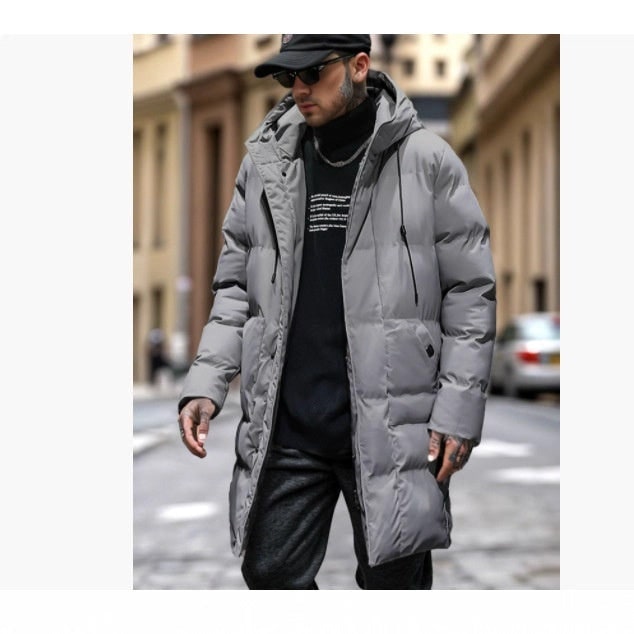 Piumino invernale uomo con cappuccio, trapuntato, offre comfort e calore contro il gelo.