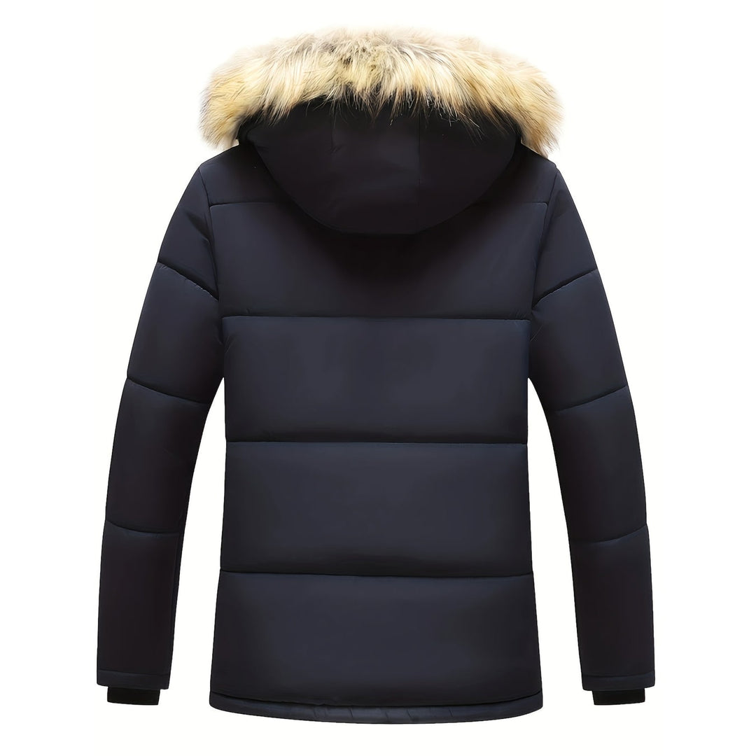 Elegante giacca uomo puffer blu navy, trapuntata invernale con cappuccio bordato in pelliccia sintetica.
