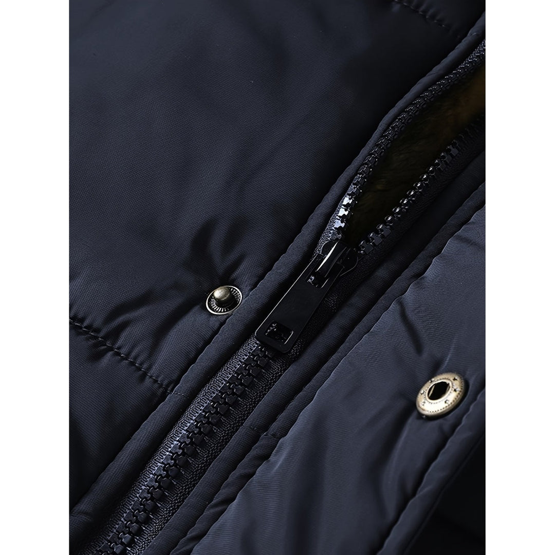 Giacca puffer uomo trapuntata invernale disponibile in blu navy e nero, con cappuccio e pelliccia.