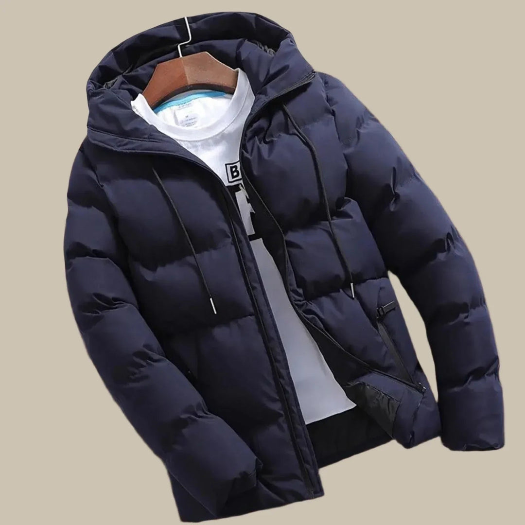 Giacca piumino uomo trapuntata, stile casual, con cappuccio regolabile. Calda e resistente al vento per l'inverno.