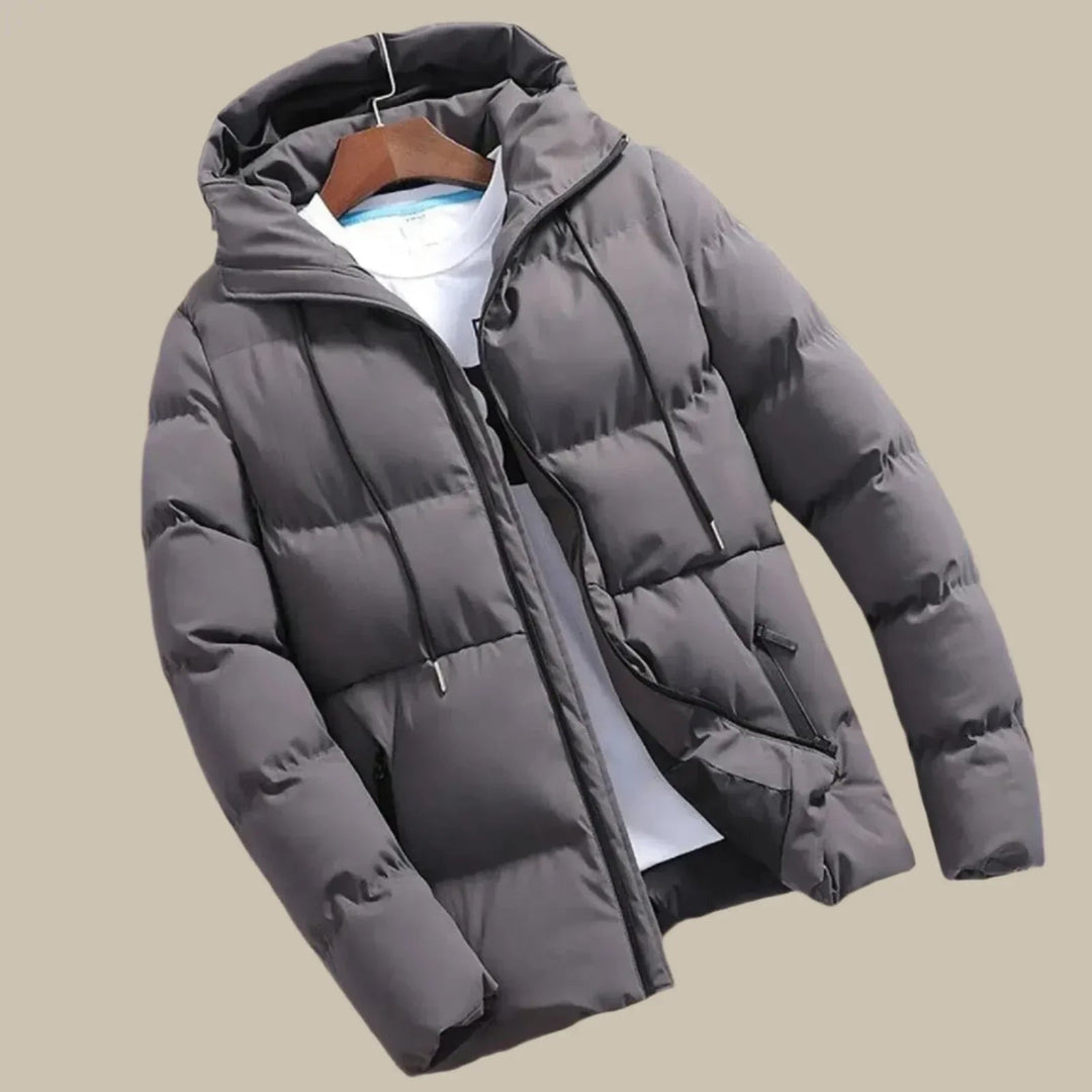 Piumino invernale uomo, trapuntato, con cappuccio. Ideale per protezione dal freddo e comfort, versatile per ogni stile.