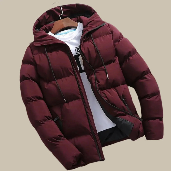 Piumino uomo invernale con cappuccio regolabile, trapuntato per massimo calore. Stile casual e protezione versatile.