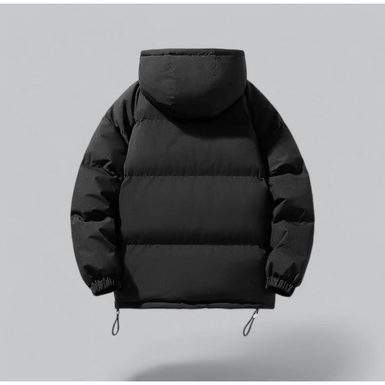 Moderna giacca uomo puffer trapuntata con cappuccio, calda e confortevole per look invernali.