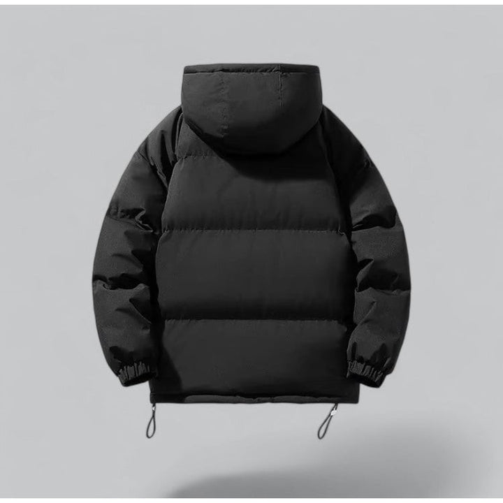 Moderna giacca uomo puffer trapuntata con cappuccio, calda e confortevole per look invernali.