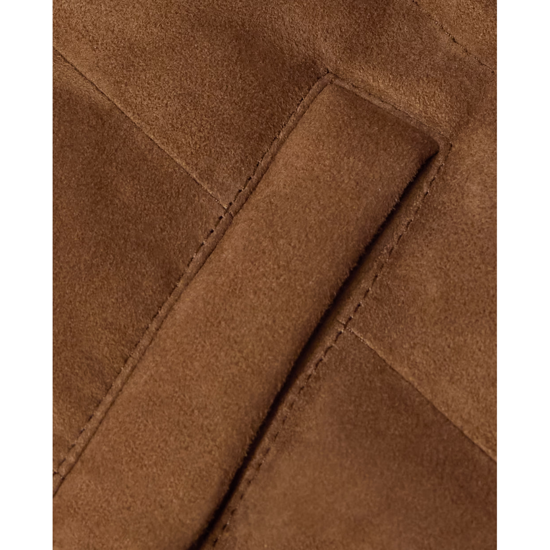 Gilet uomo con distintivo collo alto, aggiunge stile elegante e praticità all'abbigliamento maschile stagionale.