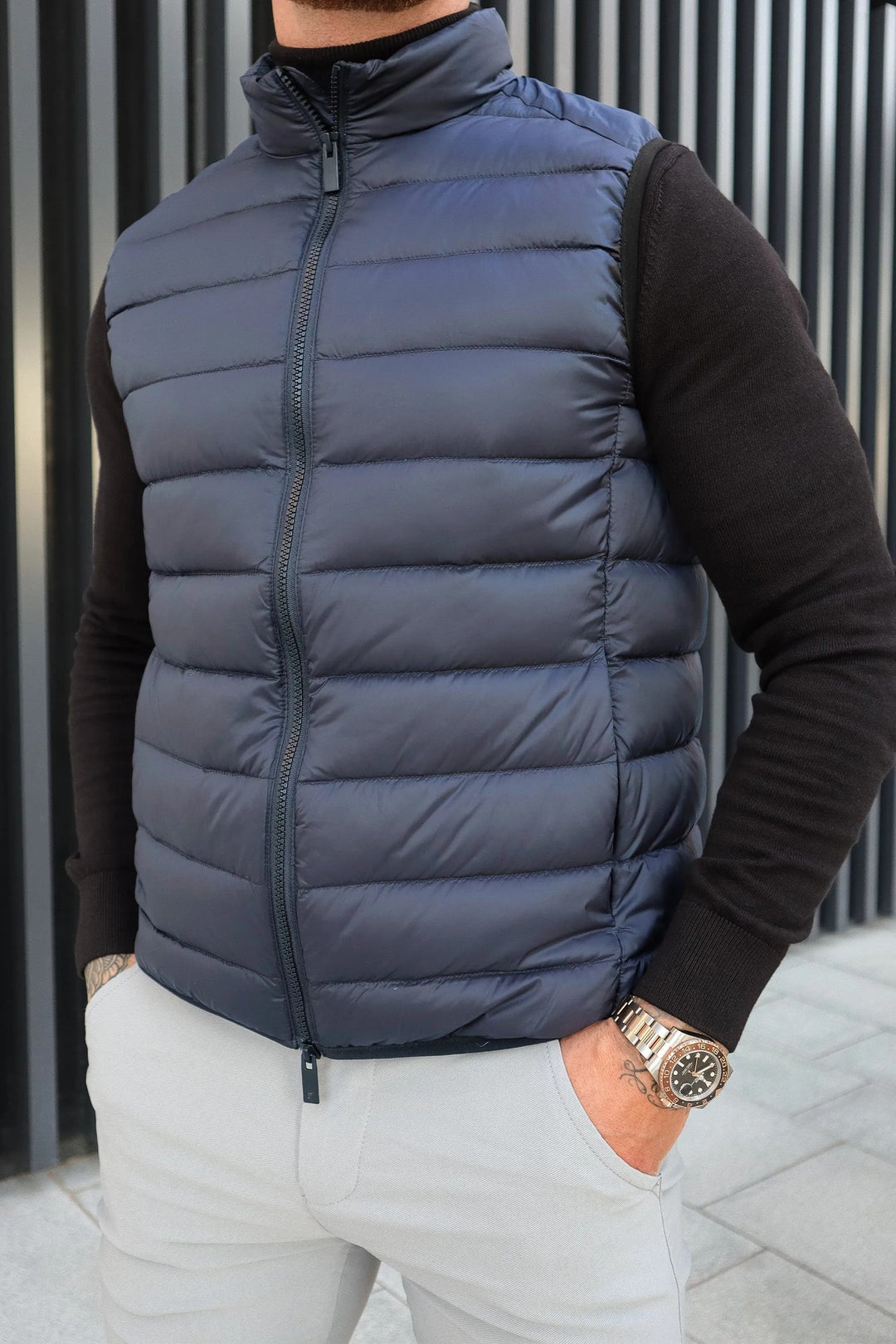 Gilet piumino trapuntato uomo con collo alto, ideale per outfit casual in autunno/primavera. Abbigliamento maschile versatile.