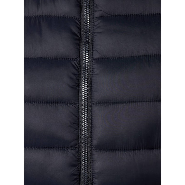 Gilet piumino uomo trapuntato con collo alto, vestibilità slim. Perfetto come strato leggero per moda maschile casual.