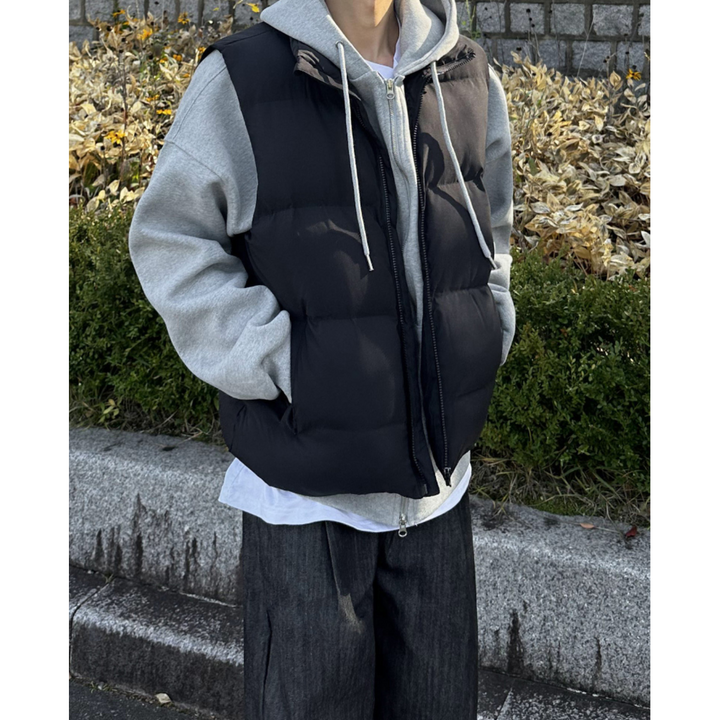 Gilet piumino uomo trapuntato casual. Design senza maniche con collo alto per stratificazione elegante.