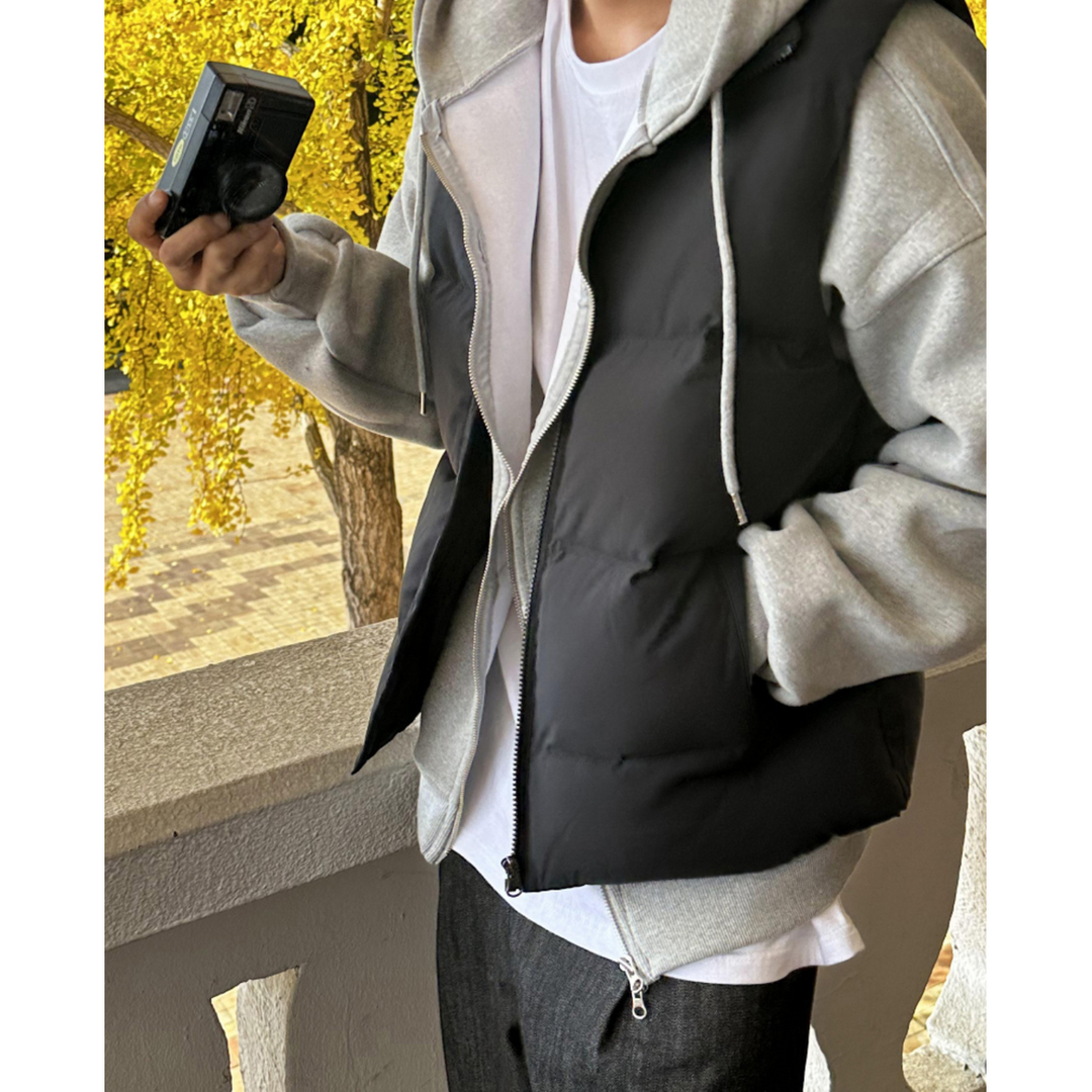 Gilet piumino uomo trapuntato e leggero, senza maniche. Collo alto confortevole, ideale per abbigliamento maschile moderno.