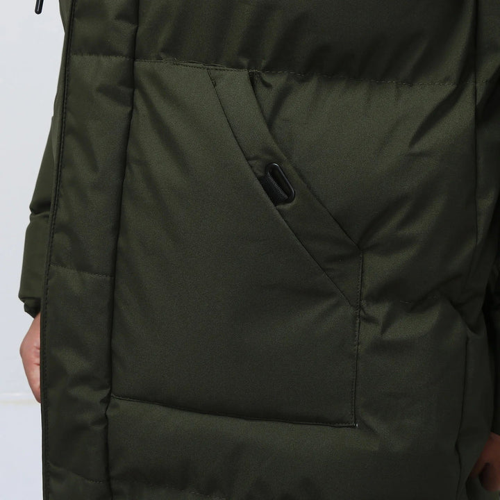 Vista frontale del cappotto uomo puffer invernale con cappuccio, giacca calda e alla moda.