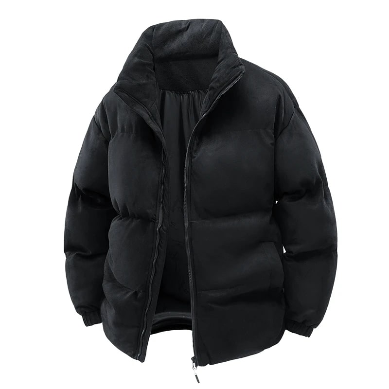 Uomo in giacca puffer invernale casual con collo alto, perfetta per viaggi e look di tendenza.