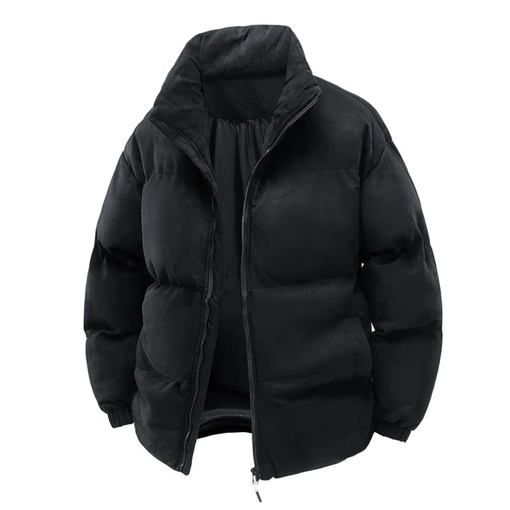 Uomo in giacca puffer invernale casual con collo alto, perfetta per viaggi e look di tendenza.