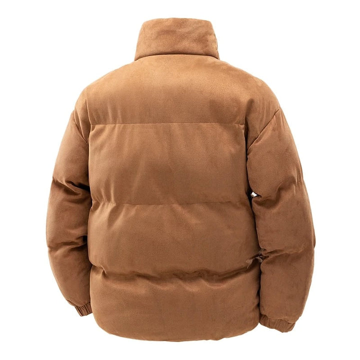 Moda uomo: giacca invernale puffer con collo alto, perfetta per un look casual ed elegante al freddo.