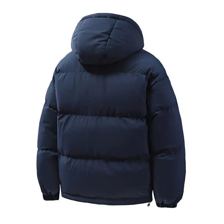 Giacca trapuntata invernale da uomo con cappuccio, stile puffer per un look elegante e caldo.