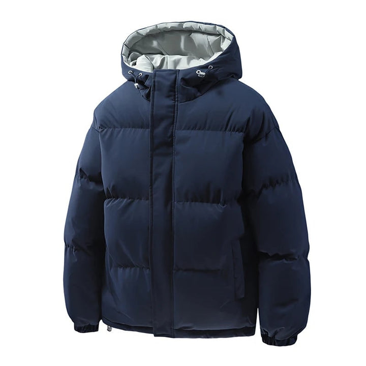 Uomo con giacca puffer invernale blu navy, con cappuccio, ideale per un look caldo e alla moda.