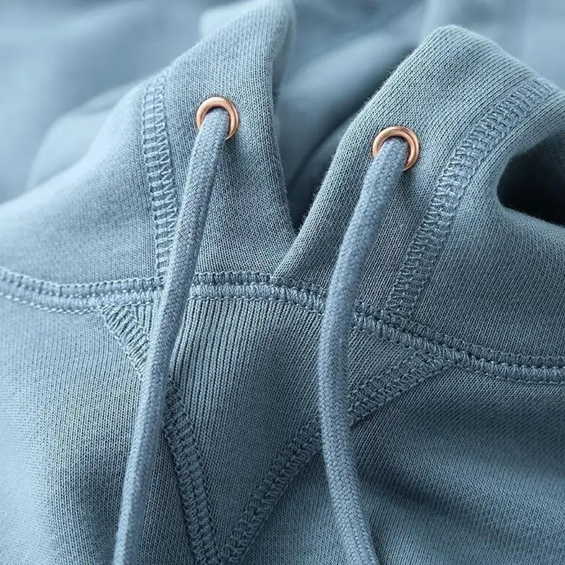 Morbida felpa pullover da uomo con cappuccio, perfetta per relax e comfort assoluto nell'abbigliamento casual.