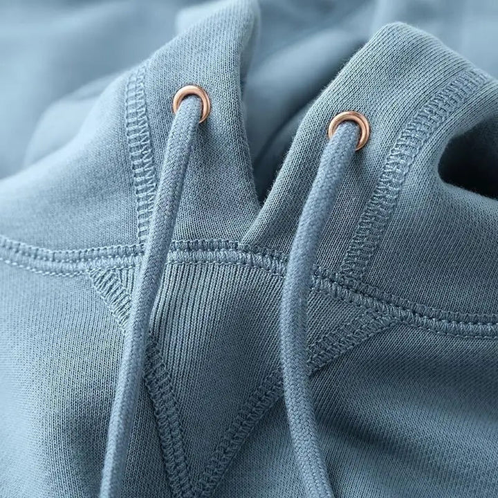 Morbida felpa pullover da uomo con cappuccio, perfetta per relax e comfort assoluto nell'abbigliamento casual.