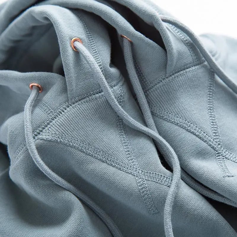Felpa uomo con cappuccio e tasca, stile versatile per un look sportivo o casual quotidiano. Abbigliamento essenziale.