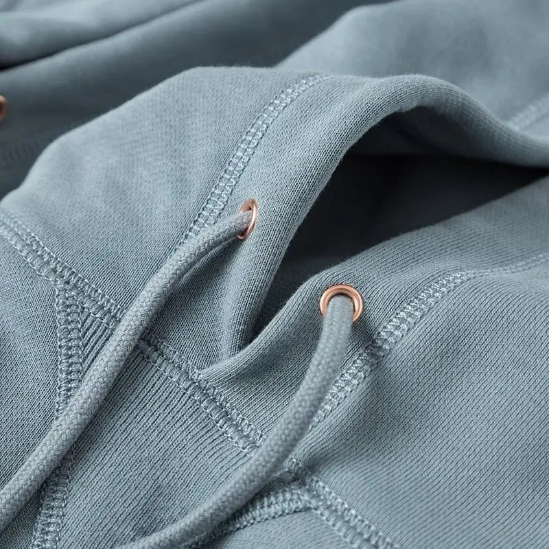 Felpa sportiva da uomo con ampio cappuccio regolabile, design moderno per comfort e stile in ogni occasione.