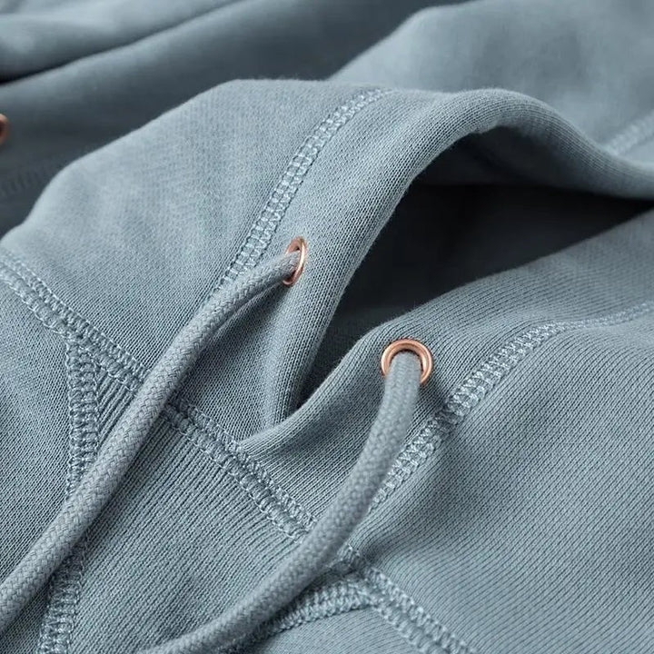 Felpa sportiva da uomo con ampio cappuccio regolabile, design moderno per comfort e stile in ogni occasione.