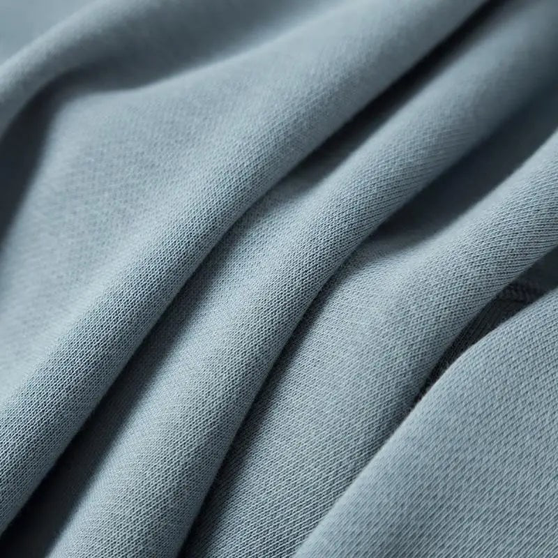 Felpa con cappuccio da uomo e pratica tasca marsupio, un pullover essenziale per un look casual e funzionale.