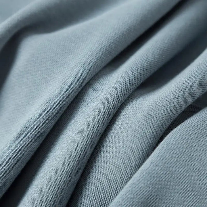 Felpa con cappuccio da uomo e pratica tasca marsupio, un pullover essenziale per un look casual e funzionale.