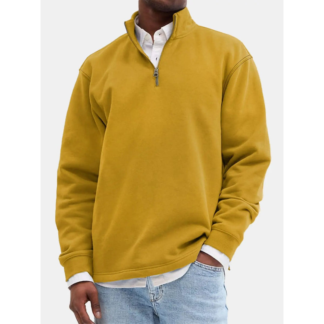 Felpa uomo versatile per tutte le stagioni, con zip corta e collo alto, ideale per comfort e stile quotidiano.