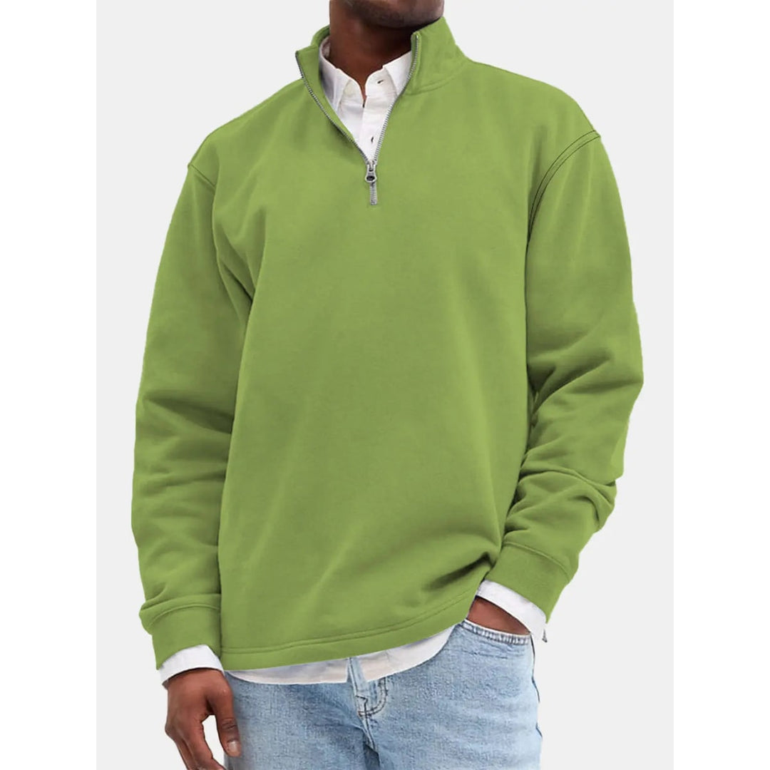 Uomo attivo con felpa sportiva a collo alto e zip corta, perfetta per il tempo libero e l'abbigliamento casual.