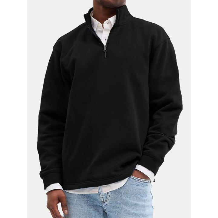 Pullover uomo sportivo con zip corta sul petto e collo alto, perfetto per uno stile maschile rilassato.