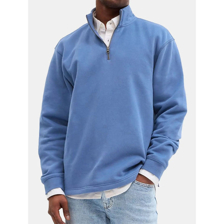 Dettaglio zip corta e collo alto di una felpa uomo, comfort e stile per look casual e sportivi.