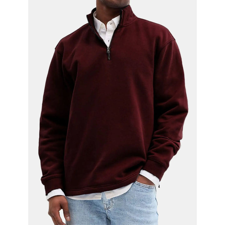 Primo piano tessuto e zip felpa uomo con collo alto, sinonimo di comfort, qualità e moda maschile.