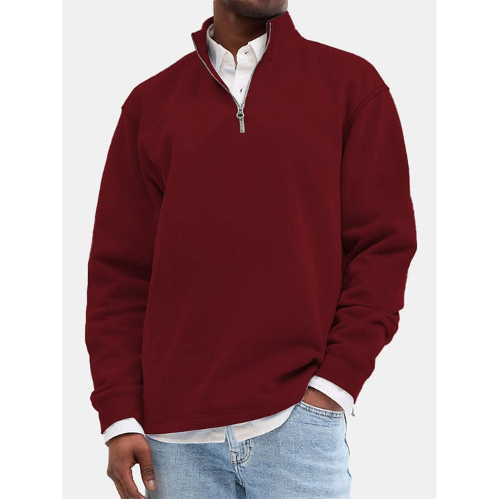 Felpa uomo a collo alto con zip corta, perfetta per layering, abbigliamento casual e sportivo maschile.