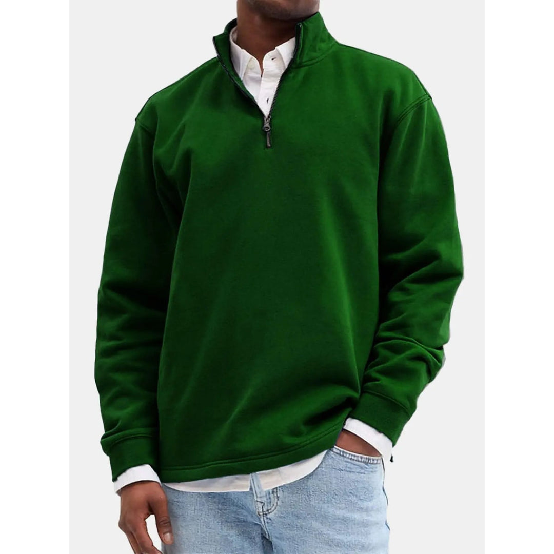 Felpa uomo blu navy con collo alto e zip corta, un capo essenziale per il guardaroba maschile versatile.
