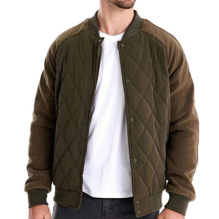 Giubbotto bomber uomo trapuntato con maniche raglan in pile, ideale per un look casual e confortevole.