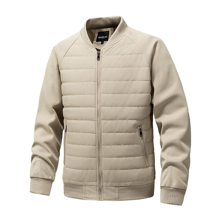 Giacca bomber da uomo trapuntata, con tasche con cerniera e dettagli a costine. Perfetta per autunno/inverno.