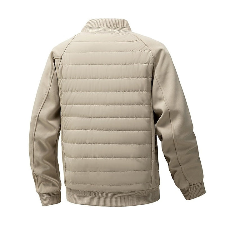 Bomber casual trapuntato per uomo, con colletto e polsini a costine. Stile versatile per la moda maschile.